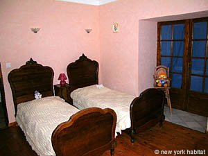 Sud de la France - Avignon et sa r&eacute;gion - T6 - Villa appartements location vacances - chambre 3 (PR-900) photo 2 de 6