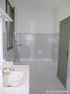 South France - Aix en Provence - Marseilles - 2 Bedroom - Villa apartment - bathroom 1 (PR-911) photo 4 of 4