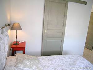 Sud de la France - Aix en Provence - Marseille - T2 logement location appartement - chambre (PR-934) photo 4 sur 5