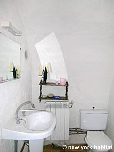 Bathroom 4 - Photo 2 of 3