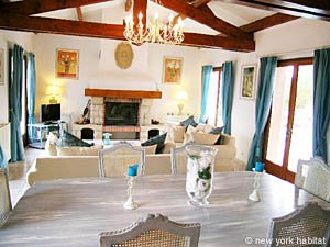 South France - French Riviera - 4 Bedroom - Villa accommodation - living room (PR-951) photo 9 of 9
