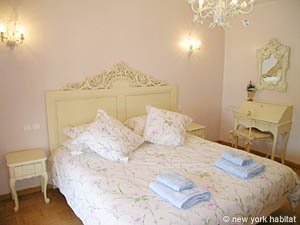 South France - French Riviera - 4 Bedroom - Villa accommodation - bedroom 2 (PR-951) photo 3 of 3