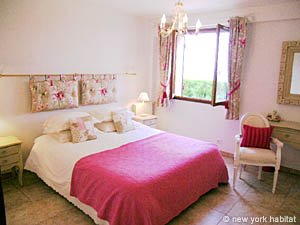 South France - French Riviera - 4 Bedroom - Villa accommodation - bedroom 3 (PR-951) photo 1 of 5