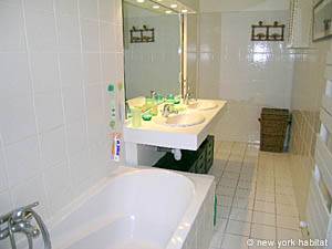 South France - French Riviera - 3 Bedroom apartment - bathroom 1 (PR-964) photo 4 of 5