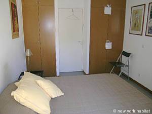 Sud de la France - Provence - Luberon - T4 - Villa appartement location vacances - chambre 1 (PR-981) photo 2 sur 6