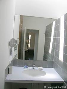 Sud de la France - Provence - Luberon - T4 - Villa appartement location vacances - salle d'eau 1 (PR-981) photo 1 sur 4