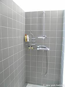 Sud de la France - Provence - Luberon - T4 - Villa appartement location vacances - salle d'eau 1 (PR-981) photo 4 sur 4