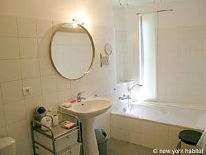 Sud de la France - Provence - Luberon - T4 - Villa appartement location vacances - salle d'eau 2 (PR-981) photo 2 sur 4