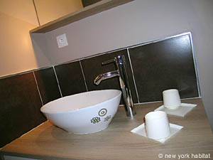 South of France - Provence - Studio apartment - bathroom (PR-1012) photo 3 of 5 South of France - Provence - Studio apartment - bathroom (PR-1012) photo 3 of 5