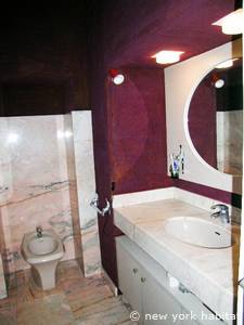 Sud de la France - C&ocirc;te d'Azur - T3 appartement location vacances - salle de bain 1 (PR-1040) photo 2 sur 4