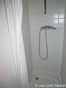 Sud de la France - Provence - T5 - Mas appartement bed breakfast - salle de bain 1 (PR-1047) photo 4 sur 4 Sud de la France - Provence - T5 - Mas appartement bed breakfast - salle de bain 1 (PR-1047) photo 4 sur 4