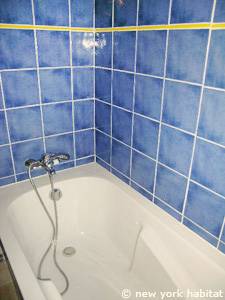 Sud de la France - Côte d'Azur - Studio T1 logement location appartement - salle de bain (PR-1072) photo 2 sur 4 Sud de la France - Côte d'Azur - Studio T1 logement location appartement - salle de bain (PR-1072) photo 2 sur 4