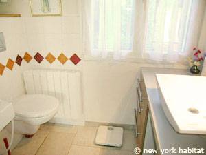 Sud de la France - Provence - T4 - Duplex - Villa appartement location vacances - salle de bain 1 (PR-1080) photo 5 sur 7 Sud de la France - Provence - T4 - Duplex - Villa appartement location vacances - salle de bain 1 (PR-1080) photo 5 sur 7