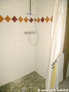 Sud de la France - Provence - T4 - Duplex - Villa appartement location vacances - salle de bain 1 (PR-1080) photo 6 sur 7 Sud de la France - Provence - T4 - Duplex - Villa appartement location vacances - salle de bain 1 (PR-1080) photo 6 sur 7