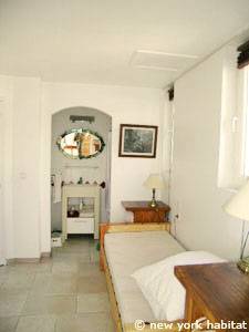 Sud de la France - Provence - T4 - Duplex - Villa appartement location vacances - chambre 2 (PR-1080) photo 3 sur 4 Sud de la France - Provence - T4 - Duplex - Villa appartement location vacances - chambre 2 (PR-1080) photo 3 sur 4