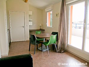 Sud de la France - Provence - T2 appartement location vacances - séjour (PR-1095) photo 3 sur 6 Sud de la France - Provence - T2 appartement location vacances - séjour (PR-1095) photo 3 sur 6