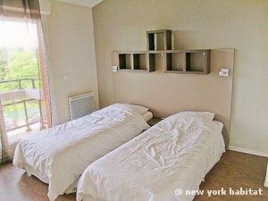 Sud de la France - Provence - T2 appartement location vacances - chambre (PR-1095) photo 2 sur 4 Sud de la France - Provence - T2 appartement location vacances - chambre (PR-1095) photo 2 sur 4