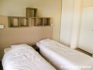 Sud de la France - Provence - T2 appartement location vacances - chambre (PR-1095) photo 3 sur 4 Sud de la France - Provence - T2 appartement location vacances - chambre (PR-1095) photo 3 sur 4