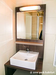 Sud de la France - Provence - T2 appartement location vacances - salle de bain (PR-1095) photo 2 sur 3 Sud de la France - Provence - T2 appartement location vacances - salle de bain (PR-1095) photo 2 sur 3