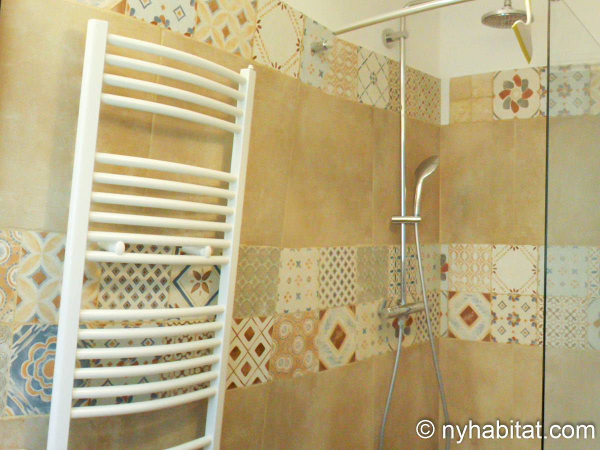 Bathroom 3 - Photo 5 of 6