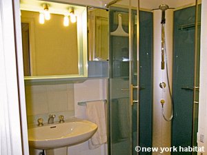 Sud de la France - Côte d'Azur - Studio T1 logement location appartement - salle de bain (PR-1115) photo 1 sur 1 Sud de la France - Côte d'Azur - Studio T1 logement location appartement - salle de bain (PR-1115) photo 1 sur 1