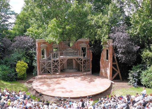 Un teatro al aire libre en Regent Park. Foto por Mike Fleming