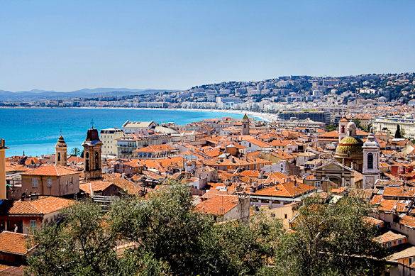 Vista panorámica de los tejados de Niza con el mar Mediterráneo al fondo