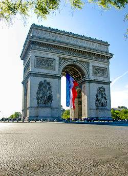 Una foto del Arco del Triunfo y la bandera tricolor en París