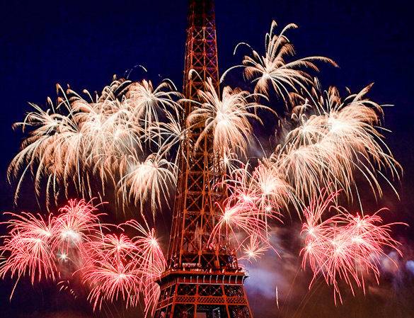 Foto de los fuegos articiales y la Torre Eiffel el Día de la Bastilla en París