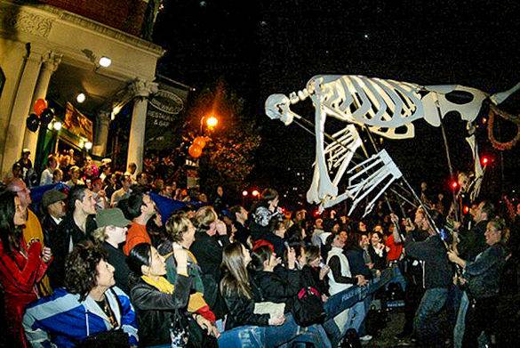 Una imagen de un títere que se sostiene en el aire sobre una multitud en el Desfile de Halloween de Nueva York 