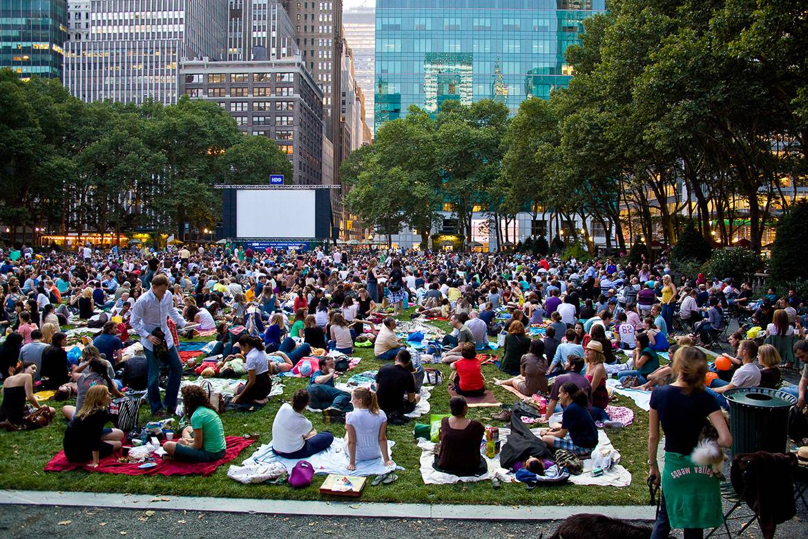 Imagen de la proyección de una película en Central Park. Foto: Jason Kuffer.