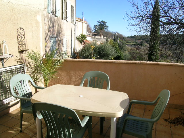 Image of terrace with table and chairs in PR-861 Uzès vacation rental.