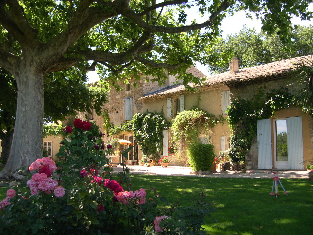 Image of exterior of PR-585 Provence vacation rental Mas.