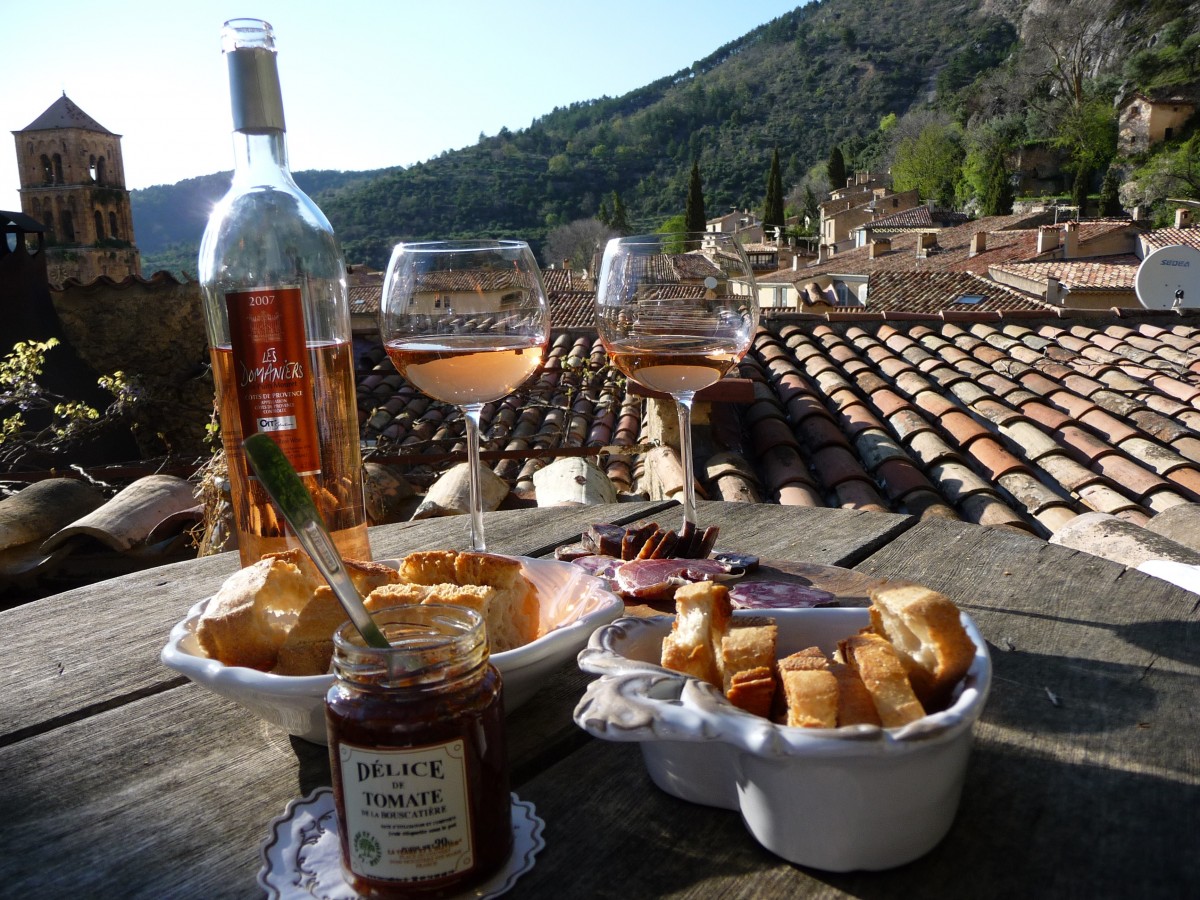 Image of rosé wine, bread and jam in Provence.