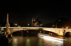 Photo of Ile-Saint-Louis at night