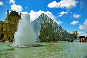 Photo of the Entrance to the Louvre
