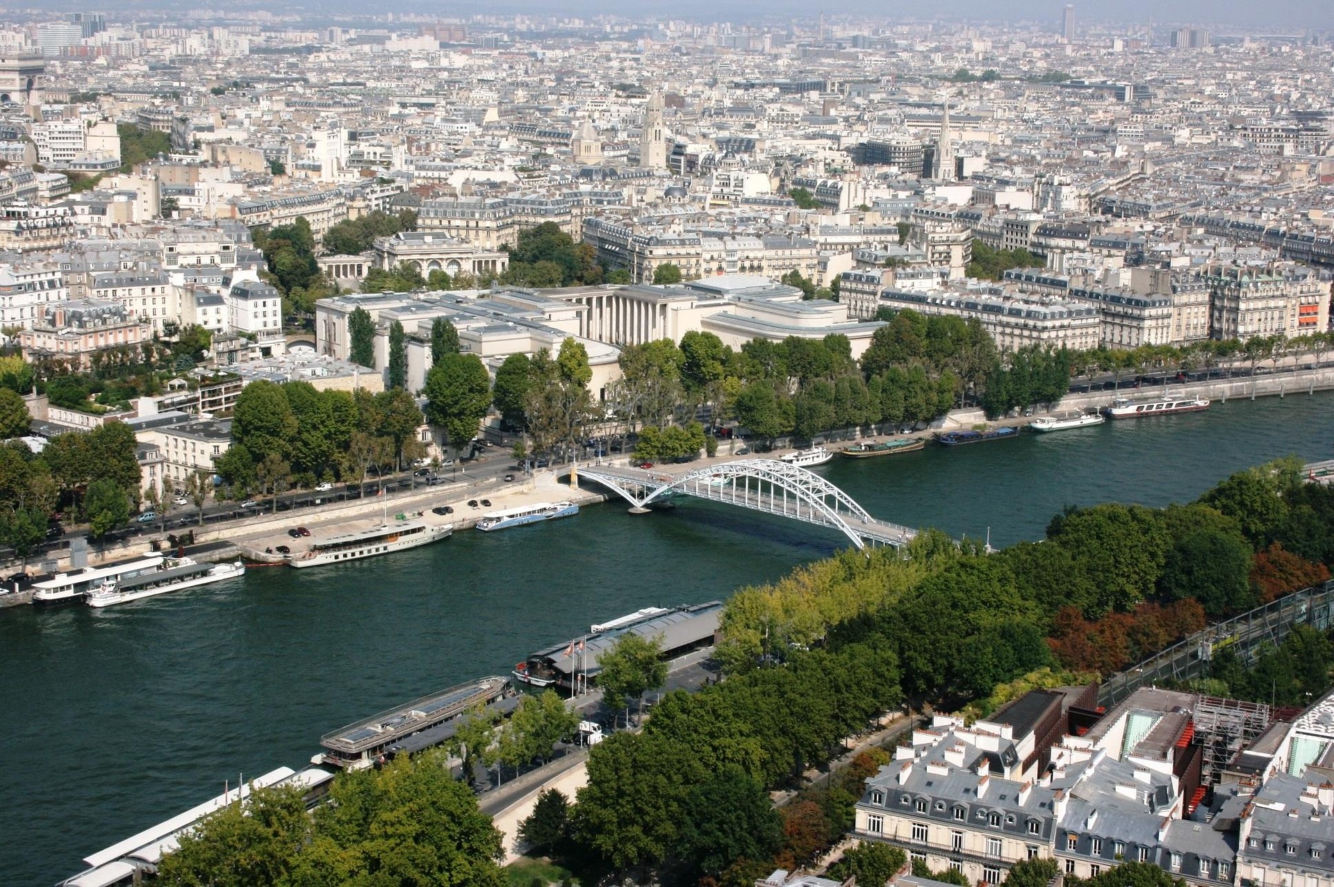 An aerial view of the Seine River in Paris. [Photo credit: Pixabay]