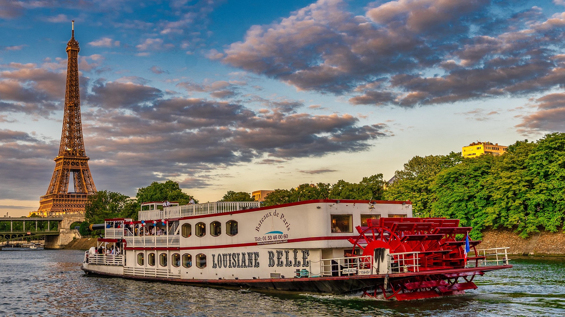 Boat cruise on the Seine River offers a romantic view of the Eiffel Tower. [Photo credit: Pierre Blache/Pixabay]