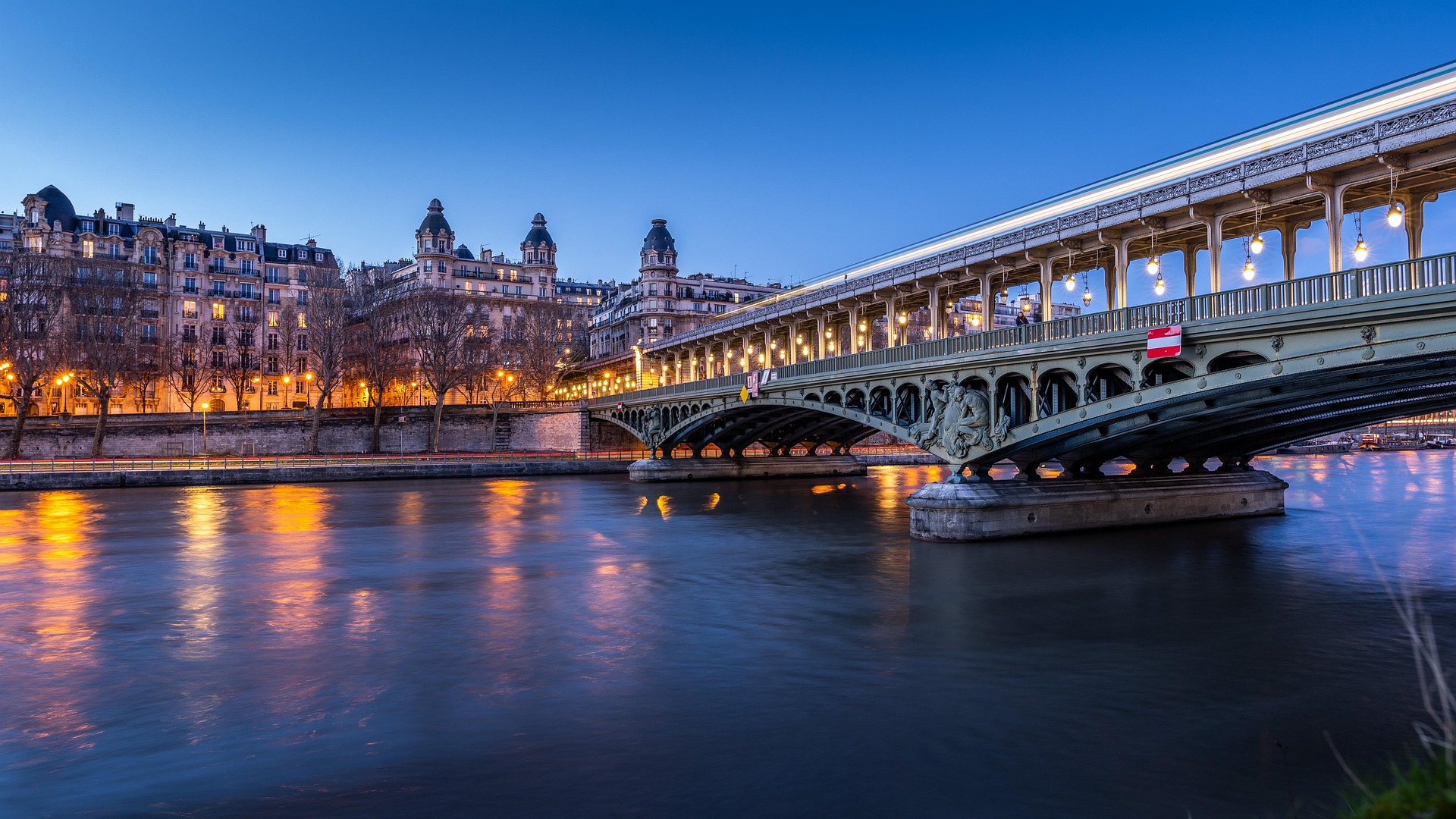 Discover the Seine River and all it has to offer in Paris!