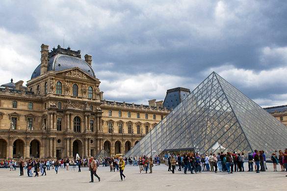 Image of the Louvre in Paris on a rainy day