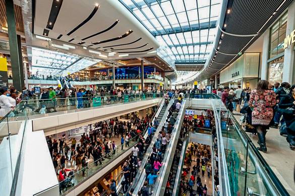 Picture of shoppers at London’s Westfield Stratford City mall