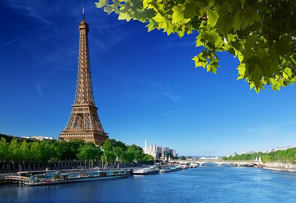 Picture of the Eiffel Tower in Paris in summer