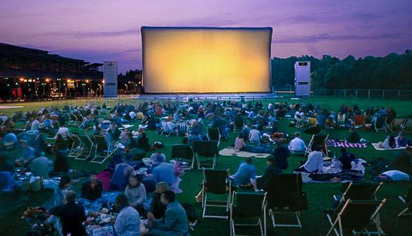Image of an outdoor movie at the Cinéma en Plein Air
