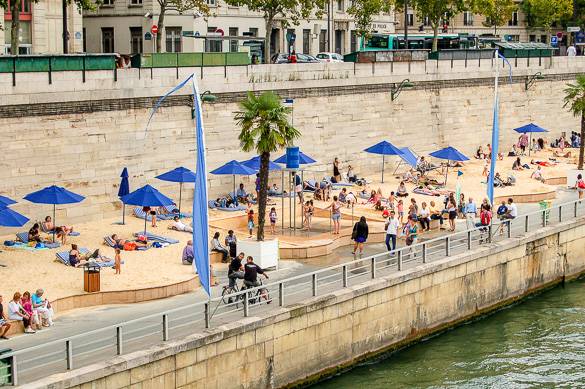 Image of the Paris Plages next to the Seine River