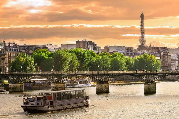 Picture of a river cruise at the Seine in Paris