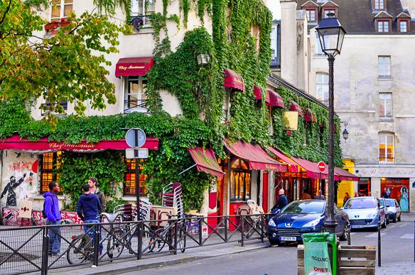 Picture of a typical street in the heart of Le Marais
