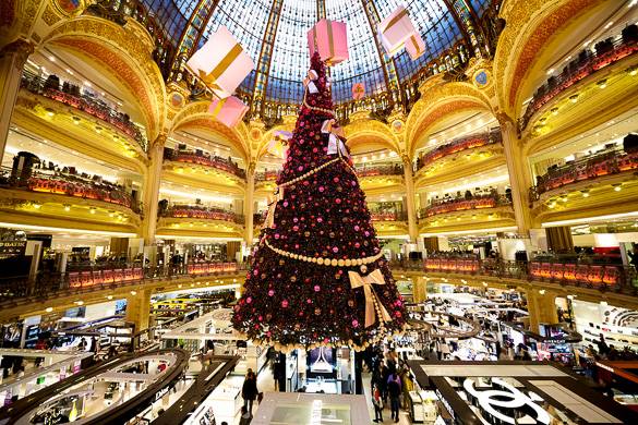 Picture of the Galeries Lafayette and its Christmas tree in Paris