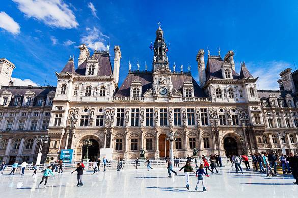 Picture of an ice-skating rink in front of the Hôtel de Ville in Paris