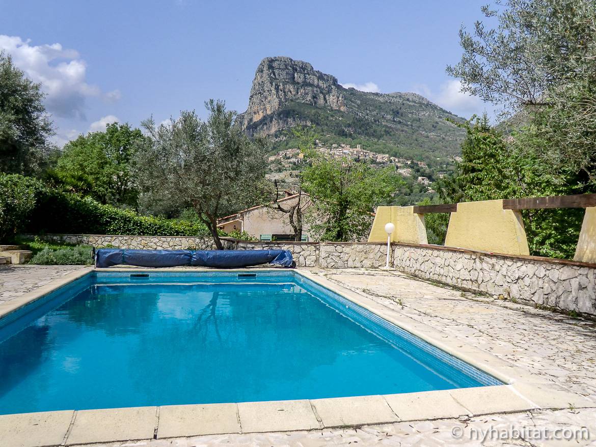 Image of the swimming pool of an apartment in La Gaude