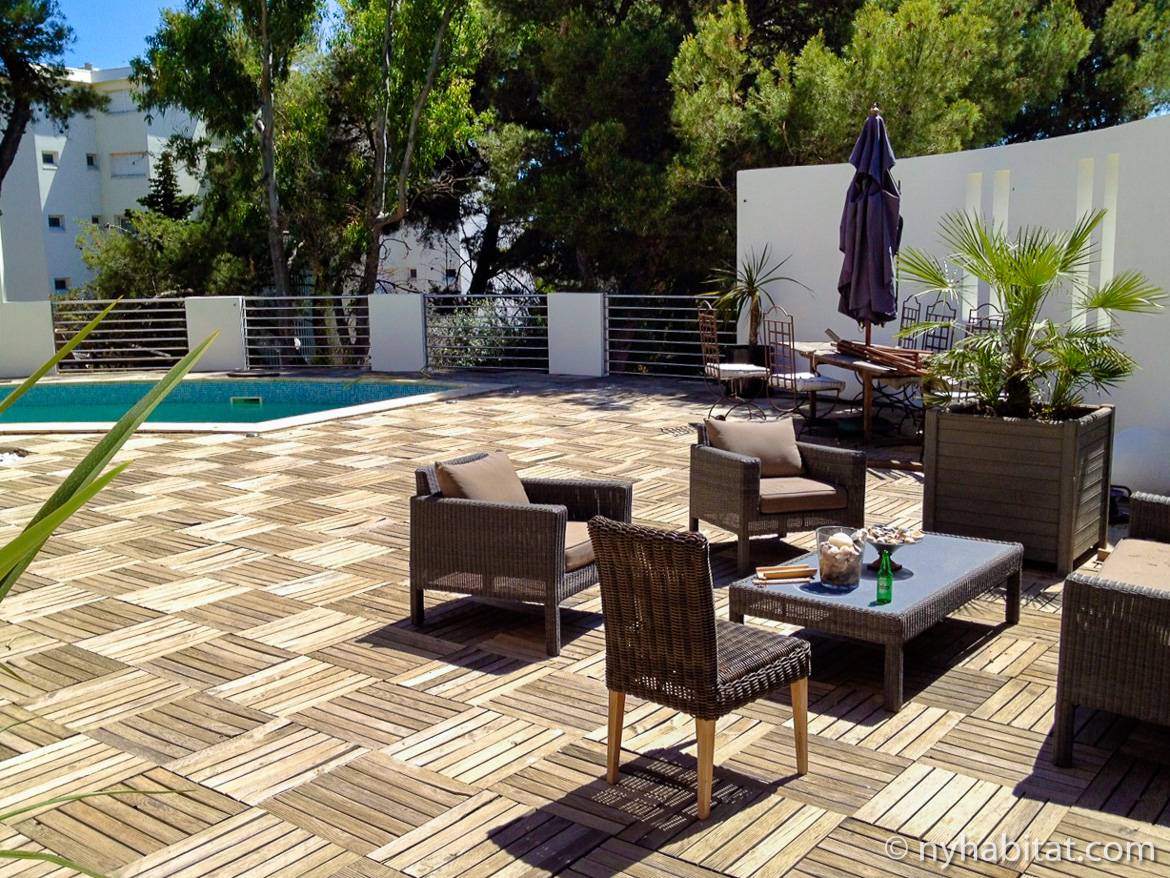 Picture of the sunny deck and swimming pool of a villa in Sete